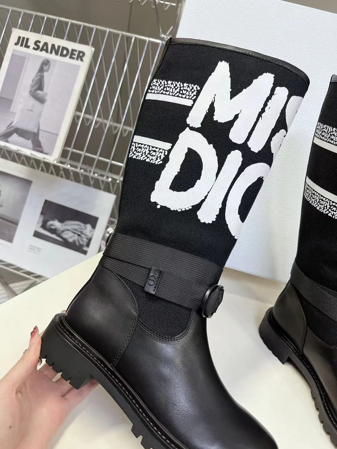 👟👟Ex-factory price 560👟👟 Dior color-blocking new boots for autumn and winter, the latest electric embroidery color-blocking letter logo for autumn and winter, round-toe high-top knight boots for women, Material: first-layer cowhide stitched with electric embroidery fabric, sheepskin lining for feet, original molded TPU outsole Size: 35-40 yards